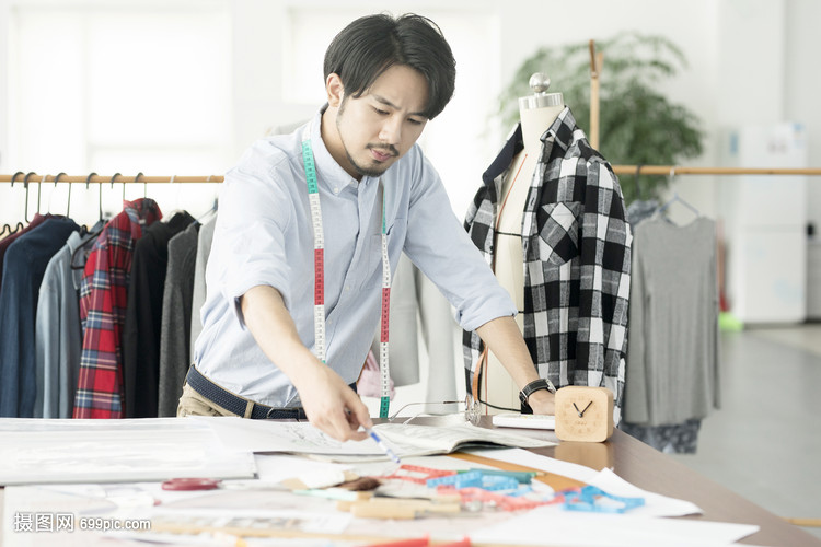 男服裝設(shè)計(jì)師的鞋帽創(chuàng)意與時(shí)尚探索